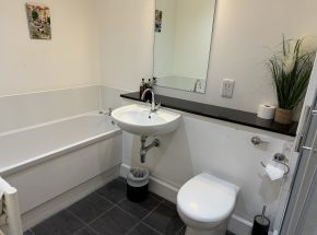 Master Bedroom En suite bathroom has seperate shower cubicle and bath